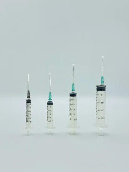 Medizinische Einweg-Luer/Slip-Lock-Injektionsspritze aus Kunststoff für die Veterinärmedizin mit Nadel